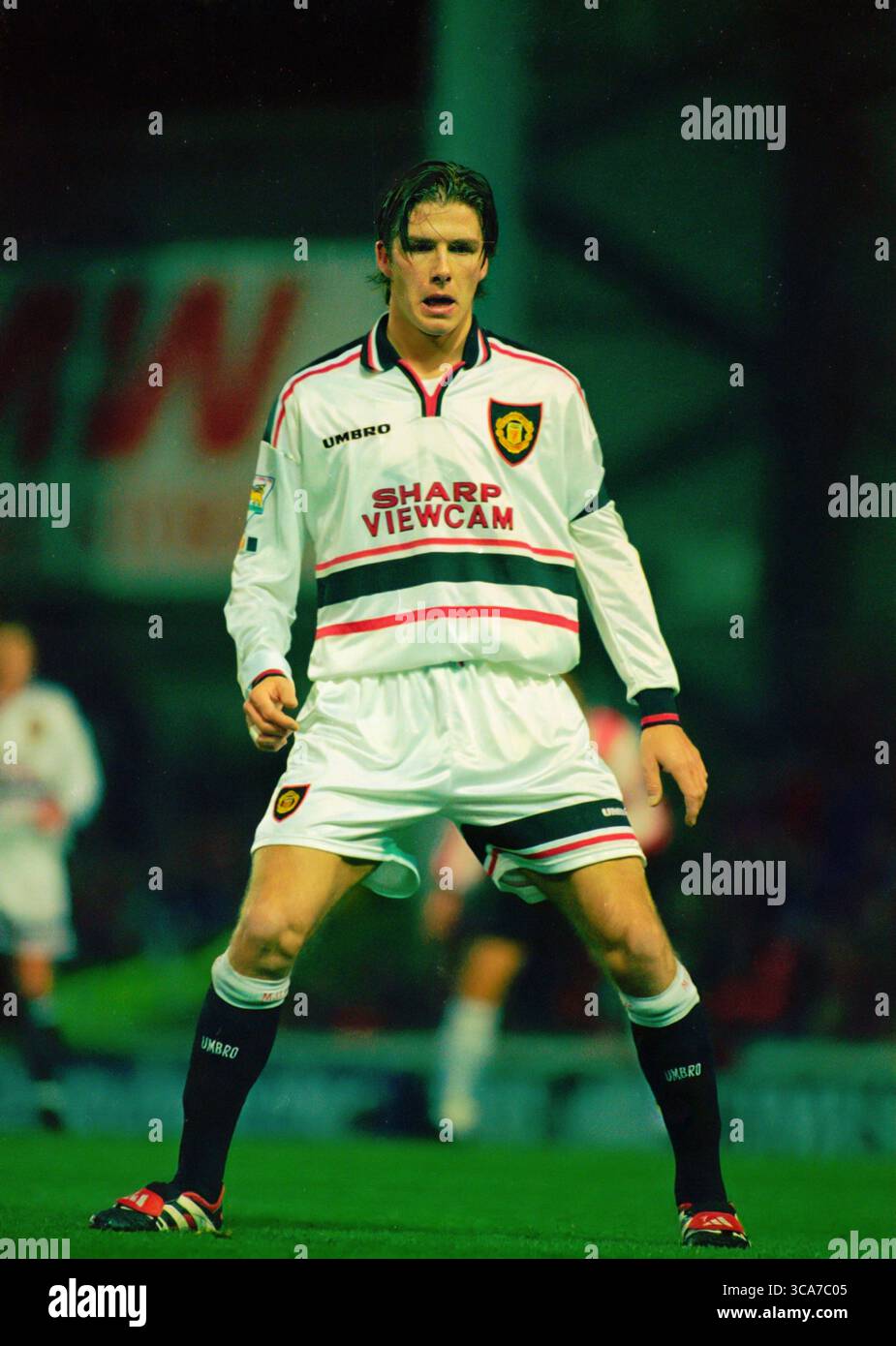 David Beckham en action pour Manchester United pendant la saison 1998-99.cette image est liée par les restrictions de Dataco sur la façon dont elle peut être utilisée. UTILISATION ÉDITORIALE UNIQUEMENT aucune utilisation avec des fichiers audio, vidéo, données, listes de présentoirs, logos de club/ligue ou services « live » non autorisés. Banque D'Images