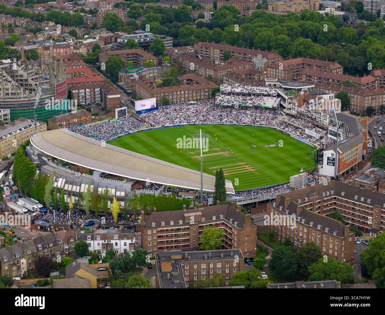 Vue aérienne du stade de cricket ovale de Londres lors d'une journée de match, entouré de bâtiments résidentiels et de verdure Banque D'Images