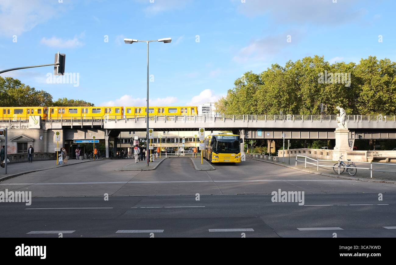 Berlin, Allemagne, 23 octobre 2023, scène de rue à la station de métro Hallesches Tor avec bus BVG et train surélevé traversant. Banque D'Images