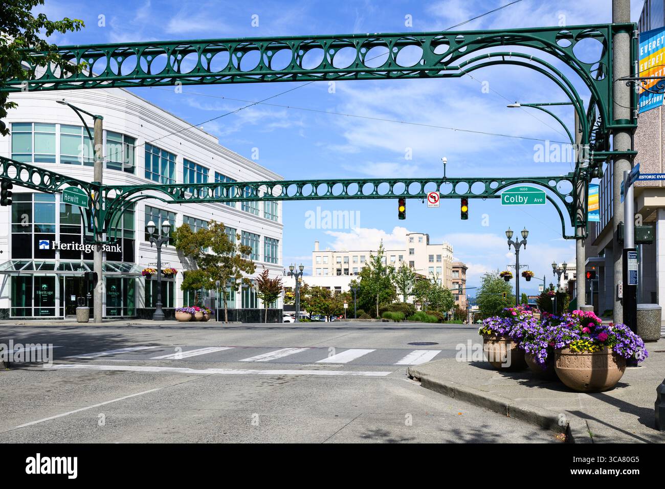 Everett, WA, États-Unis - 30 juillet 2025 - structure quadrilatère verte au-dessus de l'intersection de Colby et Hewitt Avenue dans le centre-ville d'Everett en été Banque D'Images