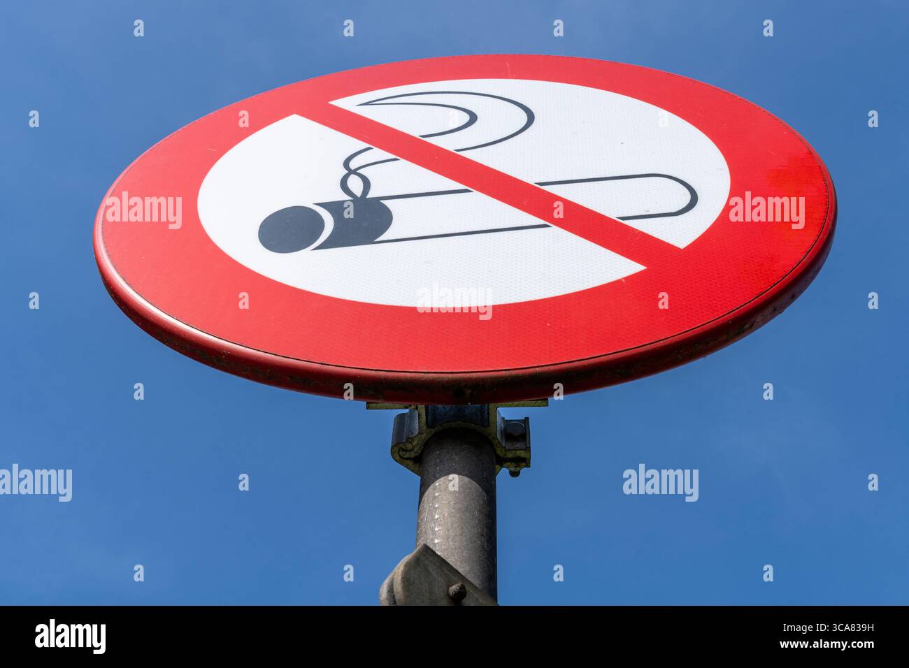 Panneau routier néerlandais : ne pas fumer Banque D'Images