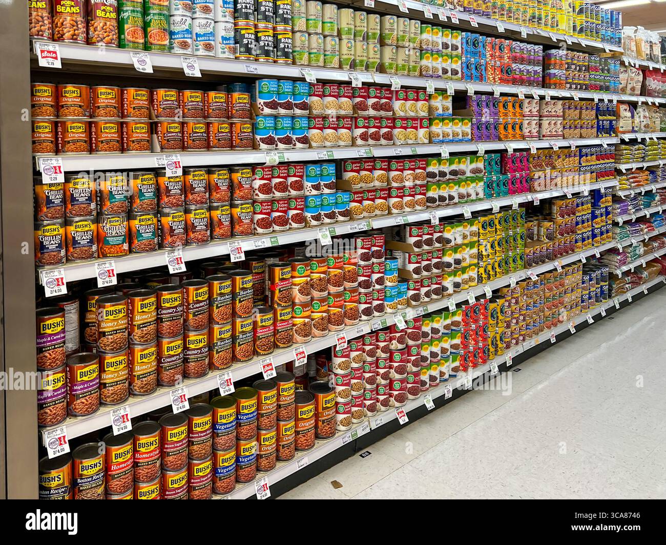 Variétés de haricots en conserve sur les étagères dans un supermarché. Utah, États-Unis. Banque D'Images