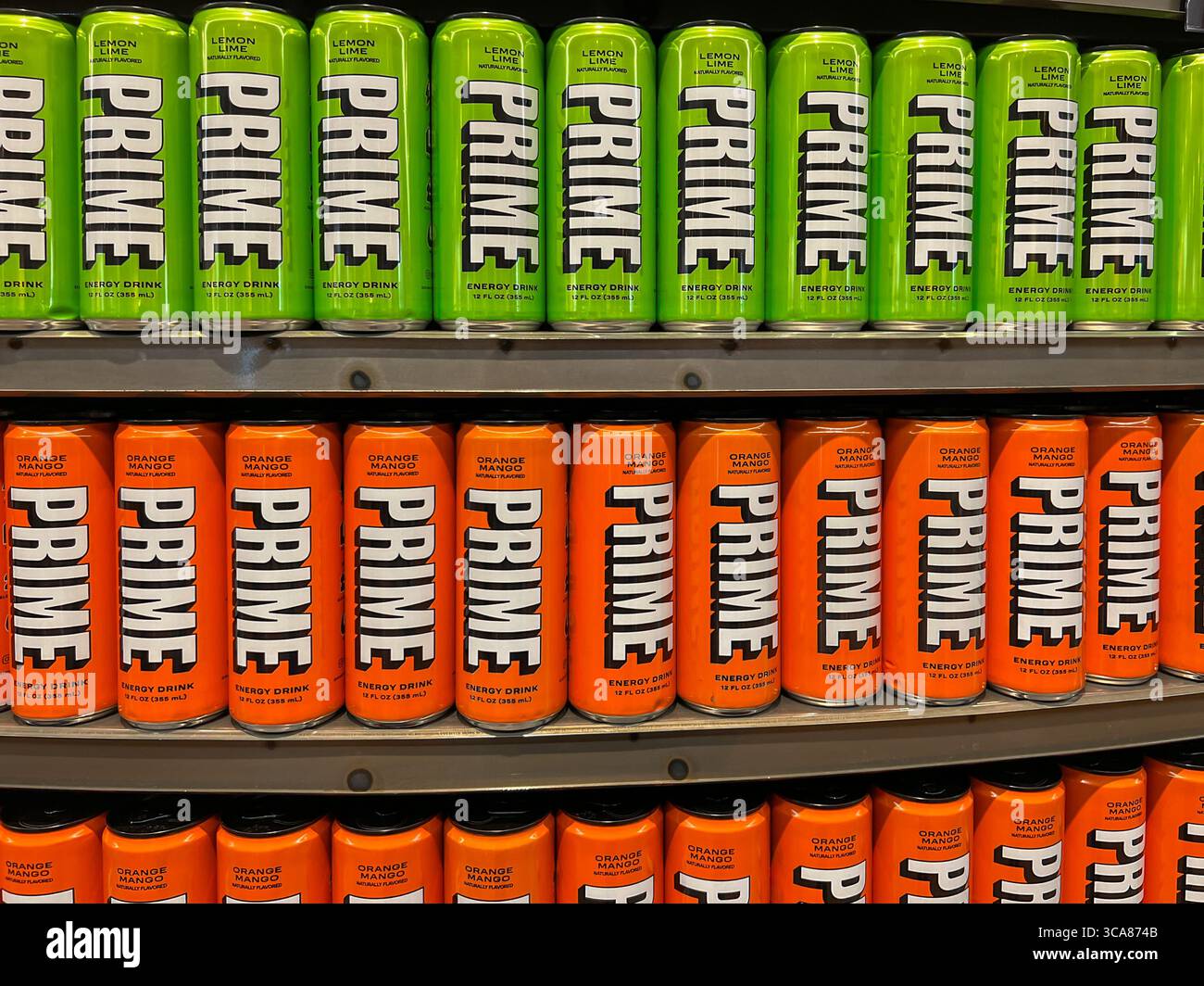 Prime Energy Drink - Lemon Lime et Orange Mango boîtes de 12 FL oz en vente sur l'étagère dans un supermarché. Utah, États-Unis. Banque D'Images