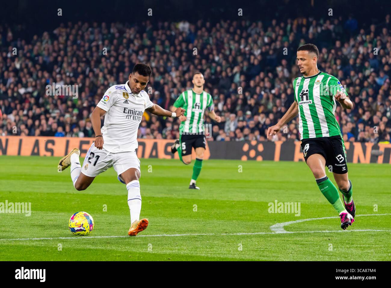 8 janvier 2022, Séville, Espagne : Rodrygo Goes (G) du Real Madrid et Luiz Felipe (d) du Real Betis vus en action lors du match LaLiga Santander 2022/2023 entre le Real Betis et le Real Madrid au stade Benito Villamarin..score final Real Betis 0 :0 Real Madrid (crédit image : © Francis Gonzalez/SOPA images via ZUMA Press Wire) Banque D'Images