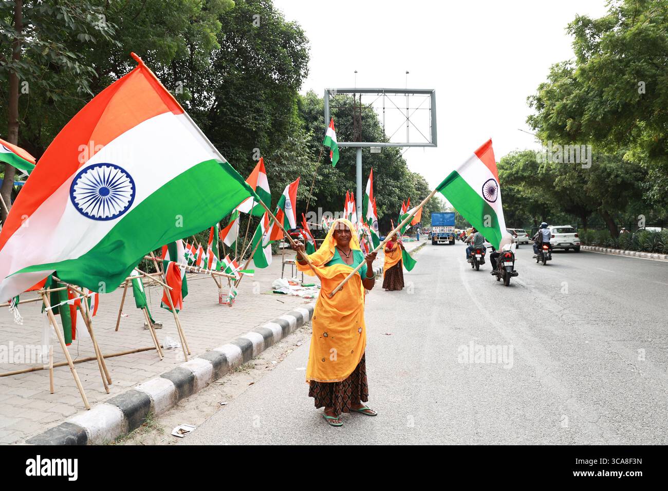5 février 2023, New Delhi, Delhi, Inde : une dame vendant des drapeaux nationaux dans les rues de Delhi avant le 77ème jour de l'indépendance de l'Inde. Le jour de l'indépendance est célébré chaque année le 15 août comme jour férié en Inde commémorant l'indépendance de la nation du Royaume-Uni le 15 août 1947 (crédit image : © Avijit Das/ZUMA Press Wire) Banque D'Images