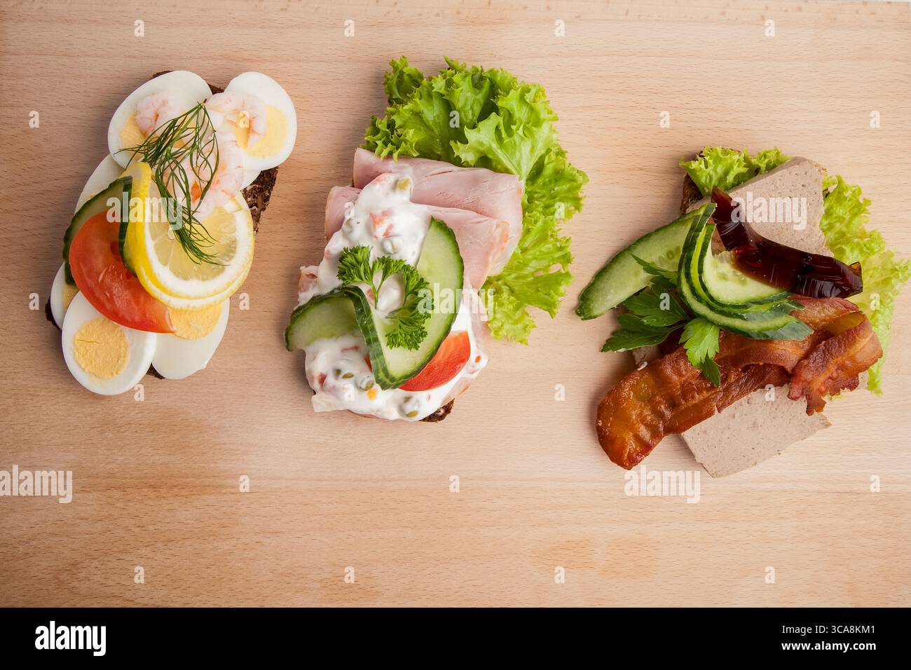 Découvrez un goût du Danemark avec cette assiette smørrebrød classique, assiette à sandwich ouverte Banque D'Images