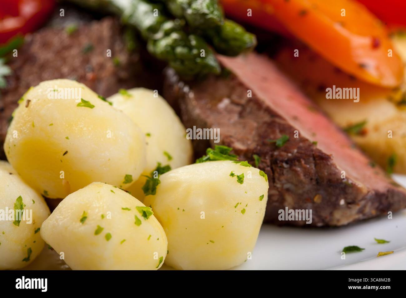 Pommes de terre bouillies fraîches avec du bœuf juteux derrière Banque D'Images
