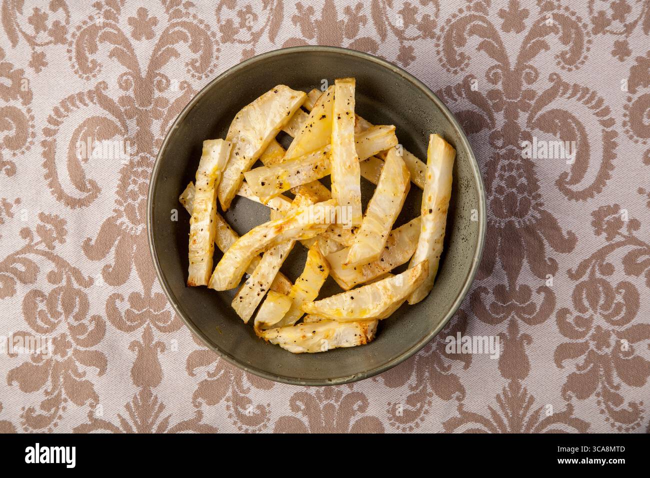 Frites de légumes dans un bol sur un vieux tissu d'en haut, nourriture saine mode de vie sain Banque D'Images