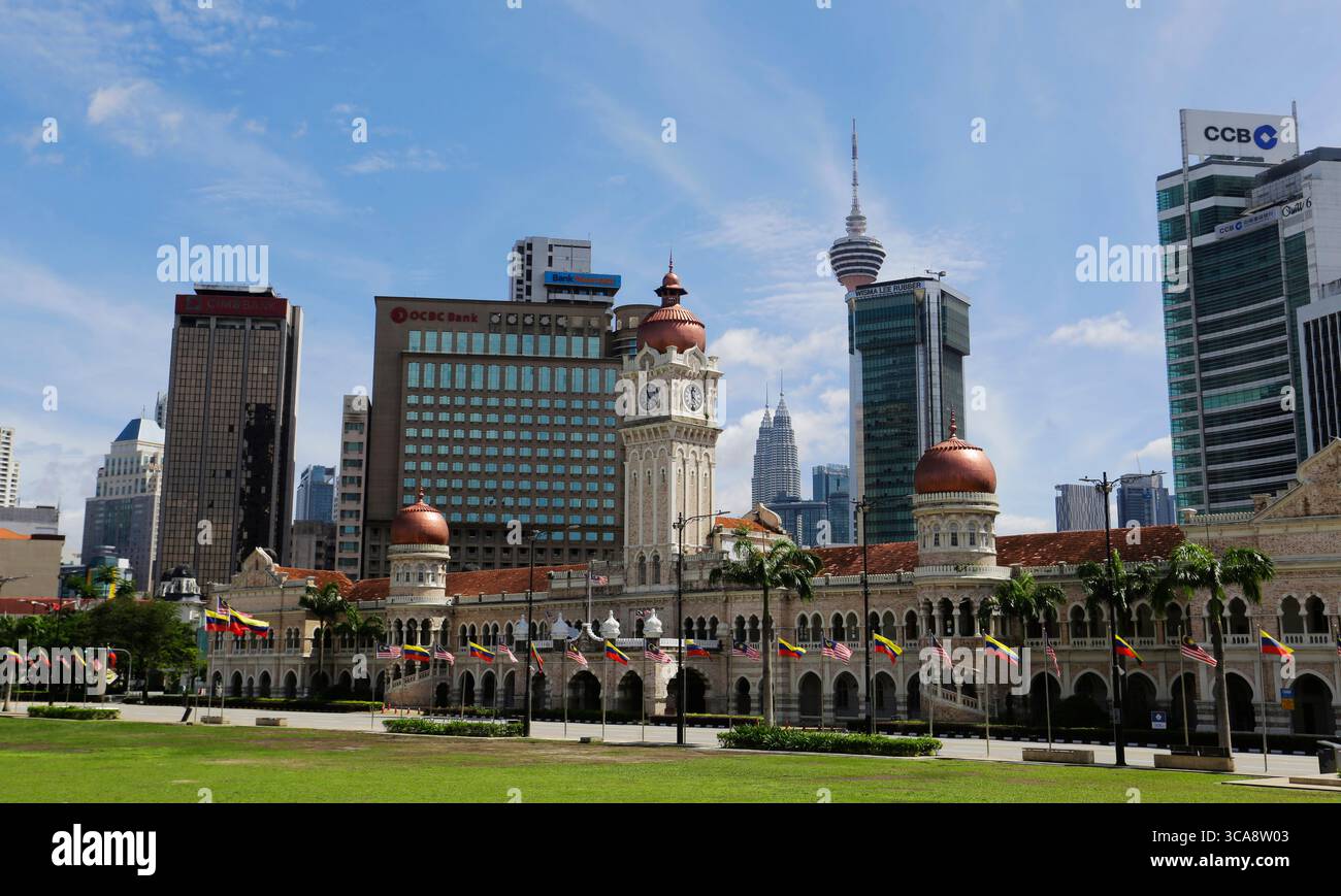 Kuala Lumpur, Malaisie - 20 novembre 2022 : bâtiment du Sultan Abdul Samad pendant une journée ensoleillée sur la place Merdeka. Petronas et KL Towers sont vus. Banque D'Images