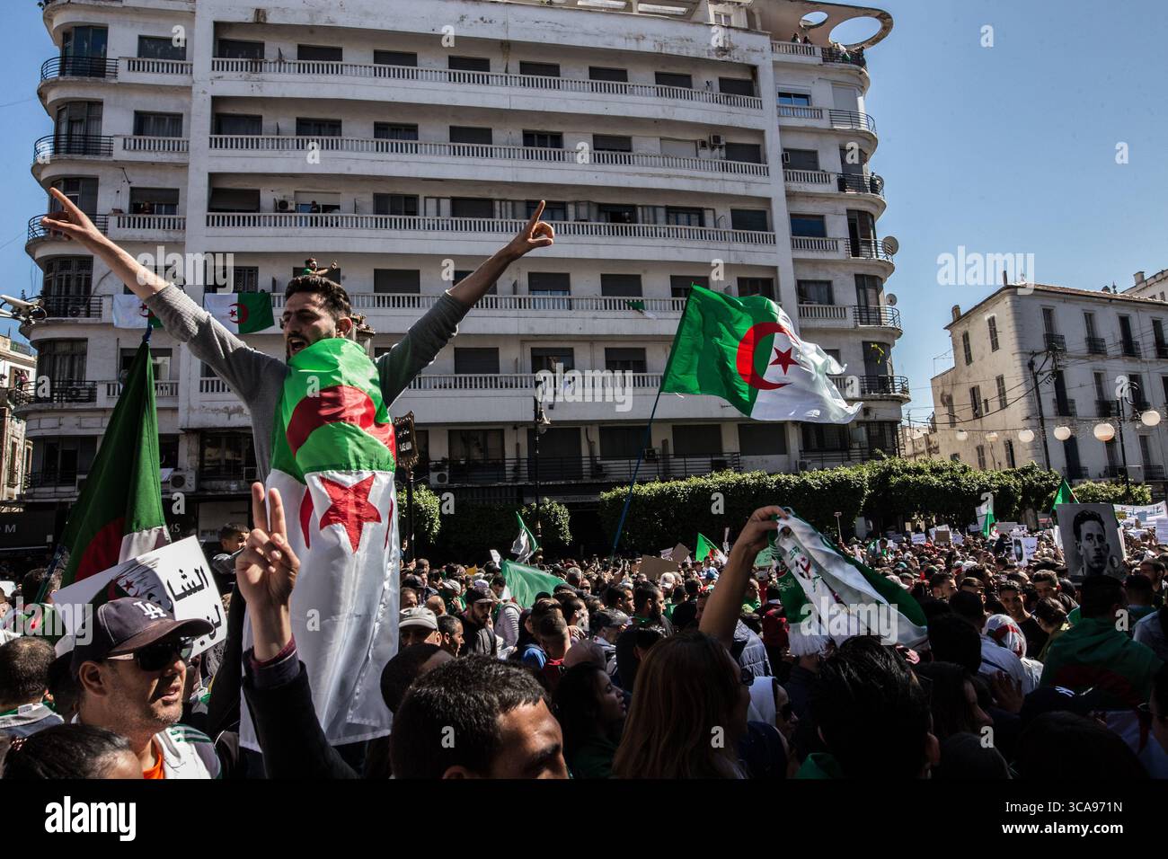 15 mars 2019, Alger, Alger, Algérie : le mouvement Hirak célèbre son 2ème anniversaire. Ce soulèvement populaire a certes conduit au départ d’Abdelaziz Bouteflika mais sans changer le système politique actuel. Ces photos retracent les manifestations dans la capitale algérienne à Alger. (Crédit image : © Sadak Souici/ZUMA Press Wire) Banque D'Images