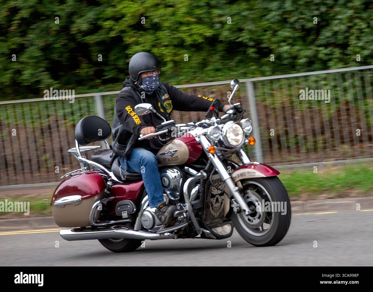 Milton Keynes,Bucks,UK - 3 août 2025 : 2009 moto Kawasaki vn 1700 voyageant sur une route britannique Banque D'Images