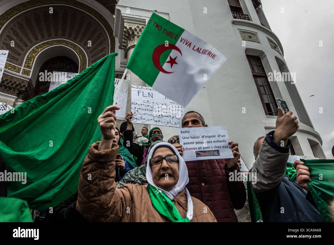 22 mars 2019, Alger, Alger, Algérie : le mouvement Hirak célèbre son 2ème anniversaire. Ce soulèvement populaire a certes conduit au départ d’Abdelaziz Bouteflika mais sans changer le système politique actuel. Ces photos retracent les manifestations dans la capitale algérienne à Alger. (Crédit image : © Sadak Souici/ZUMA Press Wire) Banque D'Images