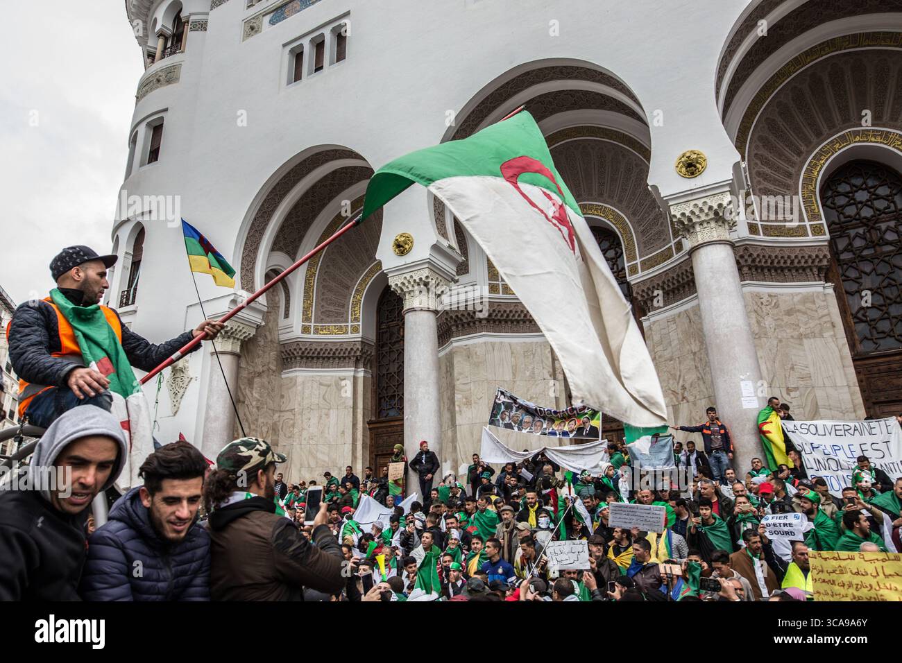 22 mars 2019, Alger, Alger, Algérie : le mouvement Hirak célèbre son 2ème anniversaire. Ce soulèvement populaire a certes conduit au départ d’Abdelaziz Bouteflika mais sans changer le système politique actuel. Ces photos retracent les manifestations dans la capitale algérienne à Alger. (Crédit image : © Sadak Souici/ZUMA Press Wire) Banque D'Images