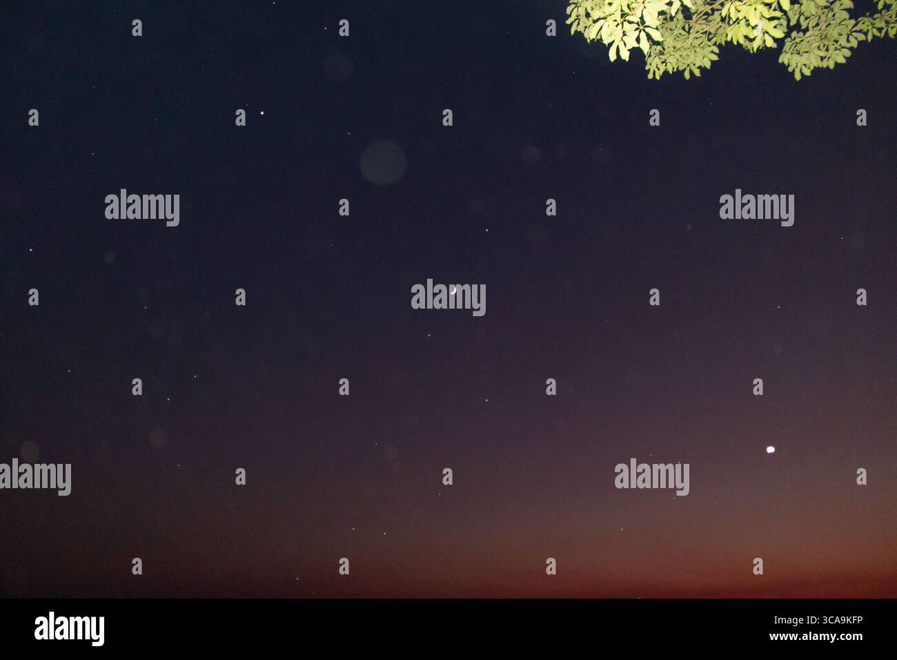 Ciel nocturne au-dessus de Rangamati avec étoiles et silhouettes Banque D'Images