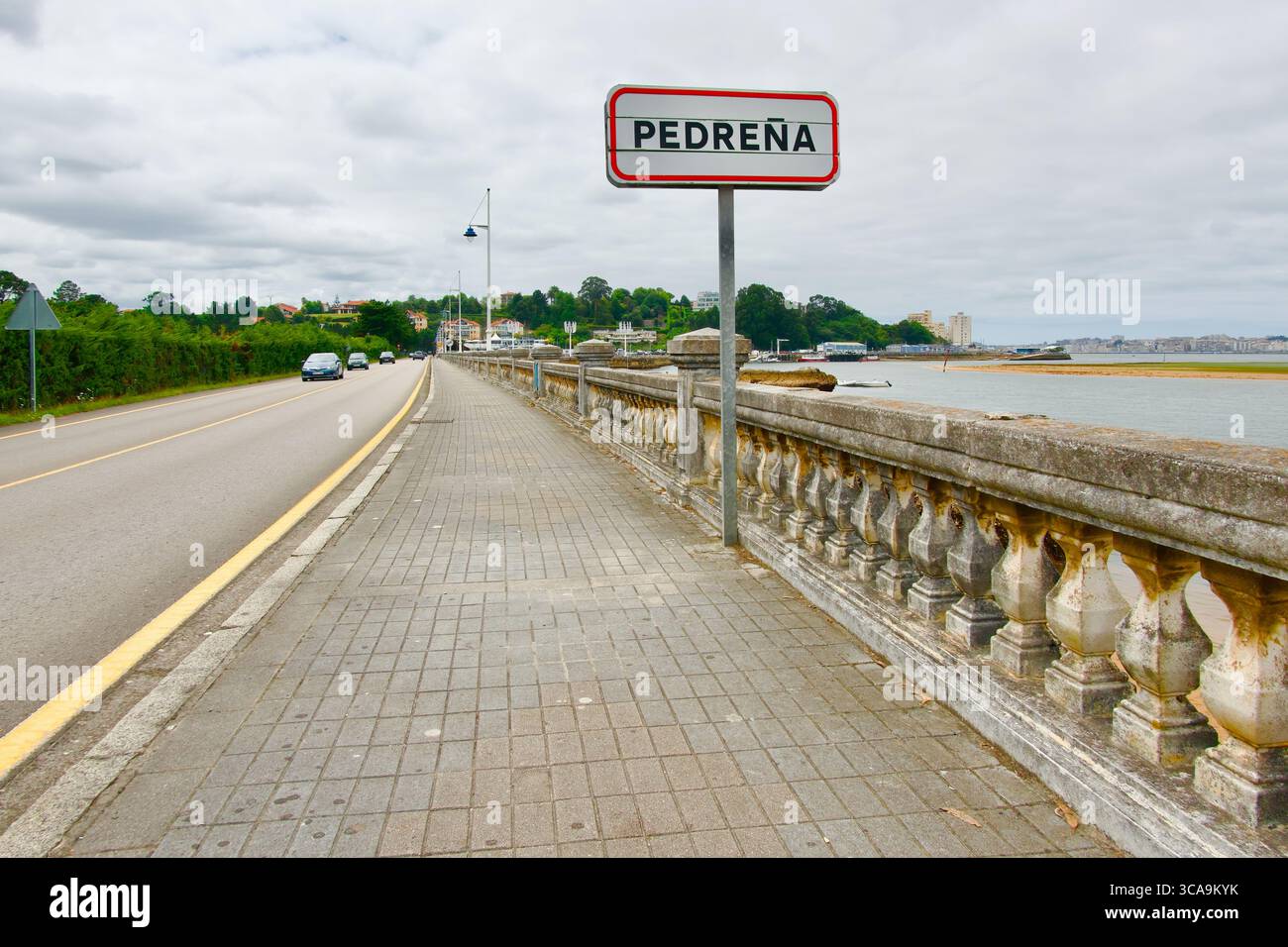 Panneau routier pour Pedrena Pont routier Puente de Somo reliant Somo et Perdrena sur la ria de Cubas Pedrena Marina de Cudeyo Cantabria Espagne Europe Banque D'Images