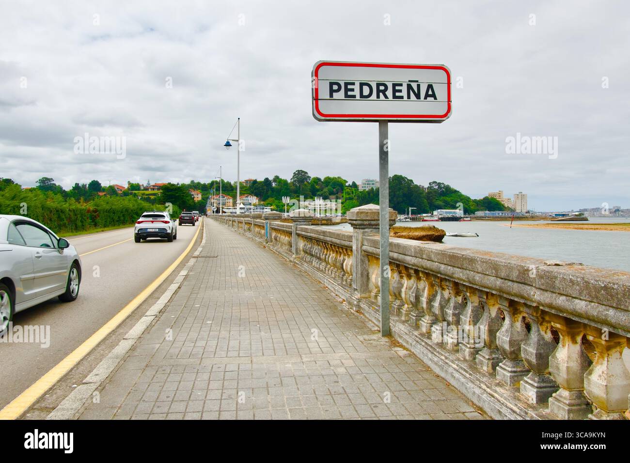 Panneau routier pour Pedrena Pont routier Puente de Somo reliant Somo et Perdrena sur la ria de Cubas Pedrena Marina de Cudeyo Cantabria Espagne Europe Banque D'Images