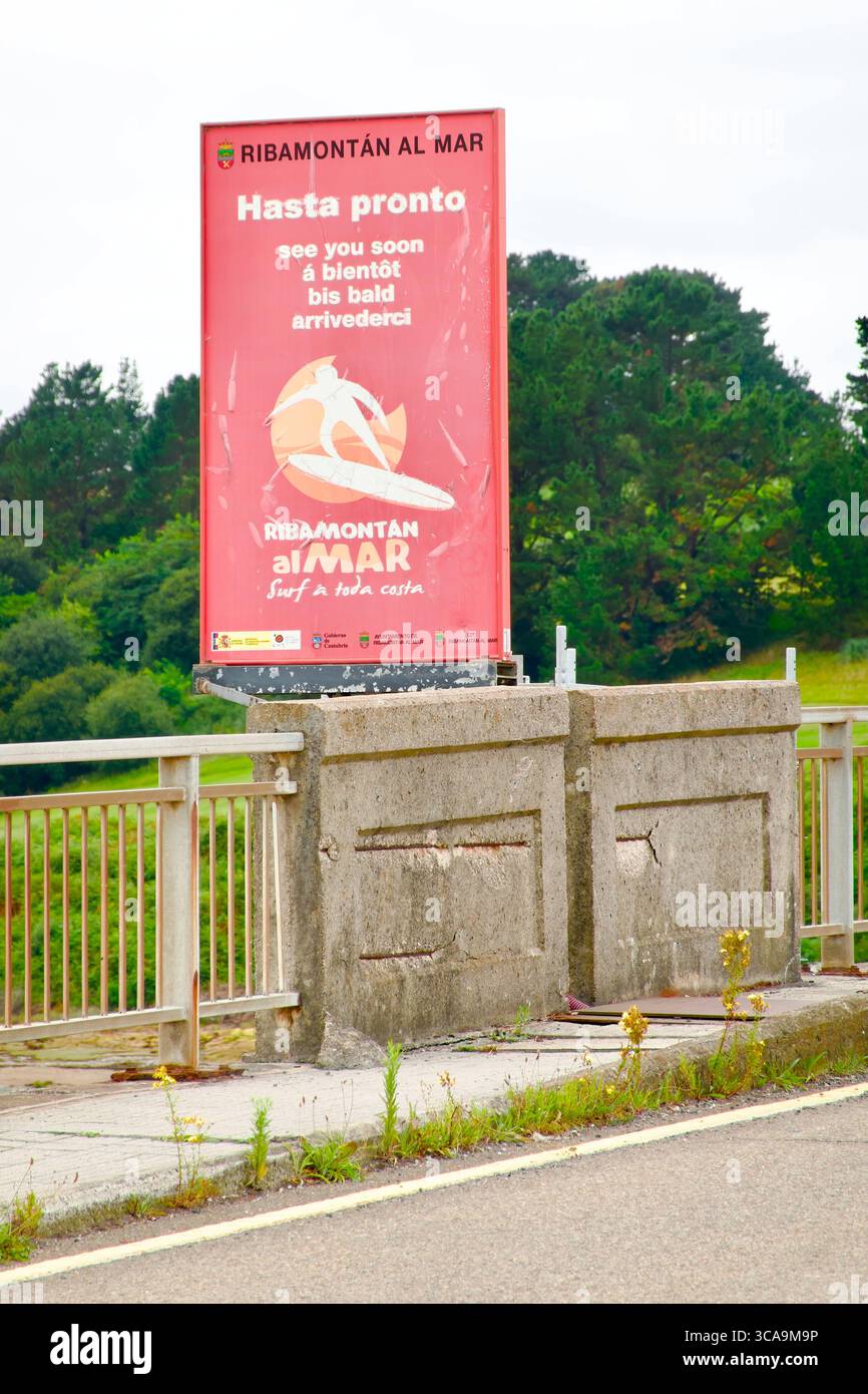 Panneau de bord de route disant à bientôt en langues européennes avec une illustration de surfeur partant de Somo Ribamontan al Mar Cantabria Espagne Europe Banque D'Images