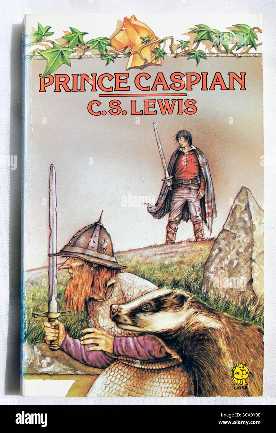 Prince Caspian par C. S. Lewis - une partie des chroniques de Narnia. Studio mis en place photo de couverture de livre de poche sur fond clair. Banque D'Images