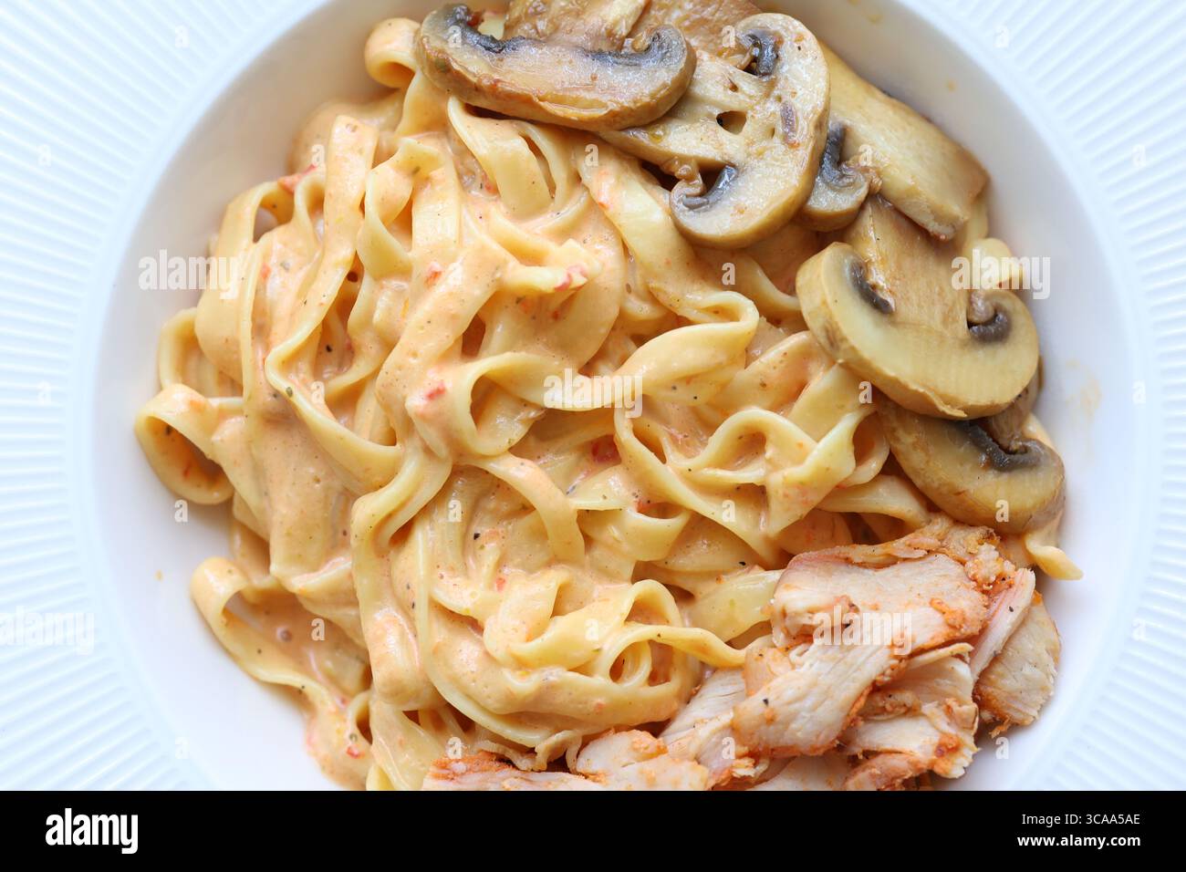 Champignons crémeux et poulet Méditerranée Tagliatelle Pasta Close up Banque D'Images