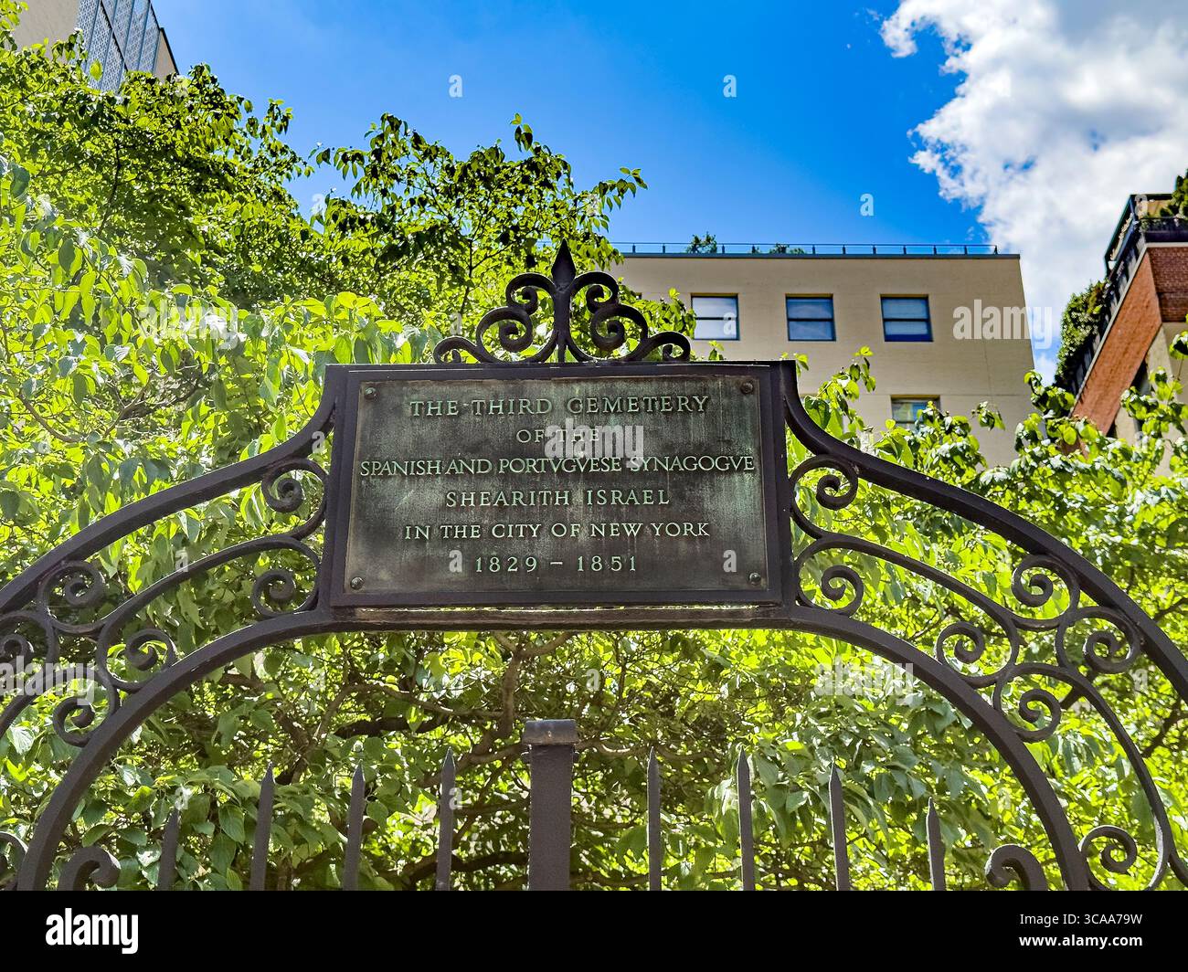 Le troisième cimetière de la synagogue espagnole et portugaise Shearith Israel dans la ville de New York 1829-1851, désignation de plaque au sommet de la porte de fer, Ouest Banque D'Images