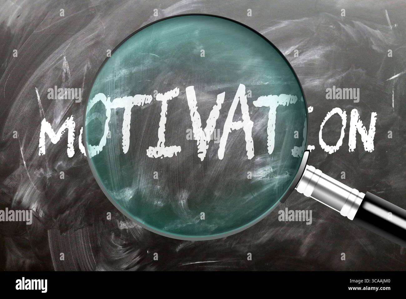 Motivation - apprendre, étudier et inspecter. Examinez de plus près la motivation. Une loupe agrandissant le mot « motivation » écrit sur un tableau noir Banque D'Images