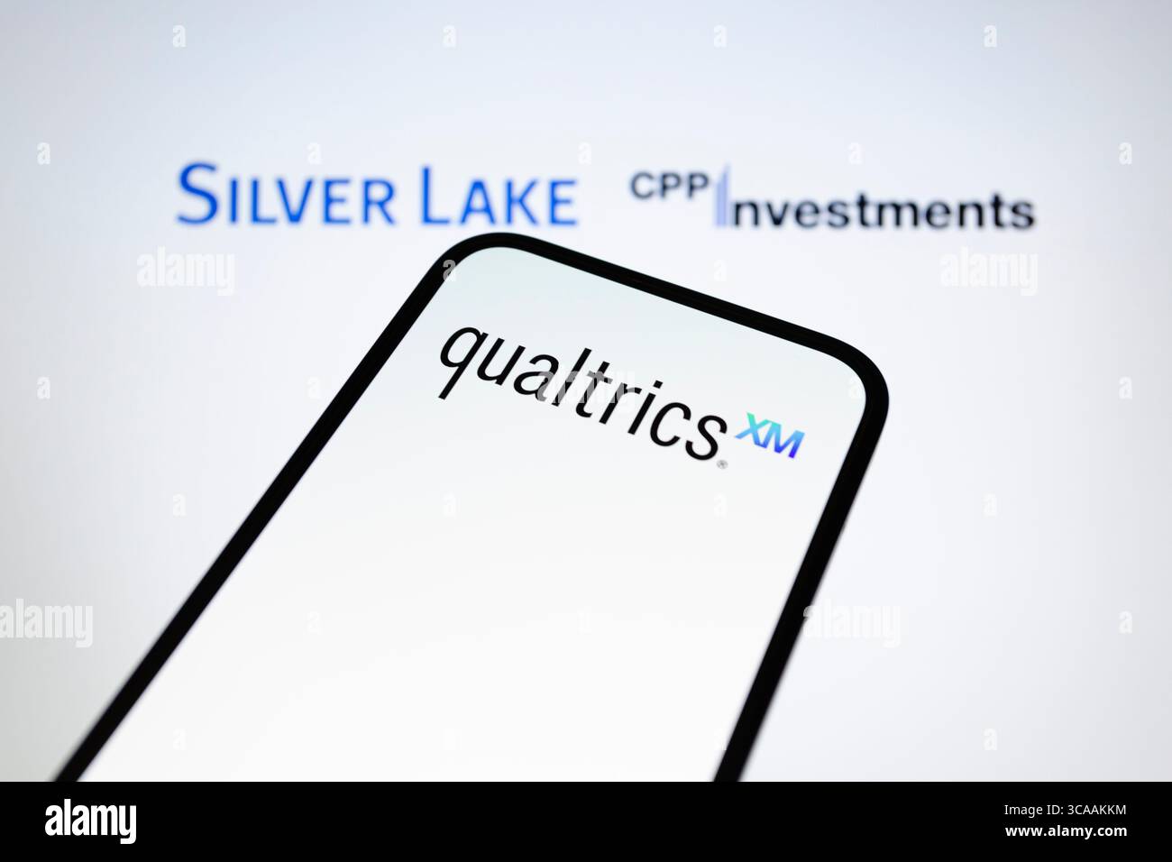 13 mars 2023, Asuncion, Paraguay : logo Qualtrics affiché sur un smartphone avec les logos Silver Lake et CPP Investments. Qualtrics (NASDAQ : XM), créateur de la catégorie des logiciels de gestion de l’expérience (XM), a annoncé la conclusion d’un accord définitif qui sera acquis par Silver Lake, le leader mondial de l’investissement technologique, en partenariat avec l’Office d’investissement du régime de pensions du Canada (investissements RPC), dans le cadre d’une transaction entièrement en espèces qui valorise Qualtrics à environ 12,5 milliards de dollars. (Crédit image : © Andre M. Chang/ZUMA Press Wire) Banque D'Images 13 mars 2023, Asuncion, Paraguay : logo Qualtrics affiché sur un smartphone avec les logos Silver Lake et CPP Investments. Qualtrics (NASDAQ : XM), créateur de la catégorie des logiciels de gestion de l’expérience (XM), a annoncé la conclusion d’un accord définitif qui sera acquis par Silver Lake, le leader mondial de l’investissement technologique, en partenariat avec l’Office d’investissement du régime de pensions du Canada (investissements RPC), dans le cadre d’une transaction entièrement en espèces qui valorise Qualtrics à environ 12,5 milliards de dollars. (Crédit image : © Andre M. Chang/ZUMA Press Wire) Banque D'Images