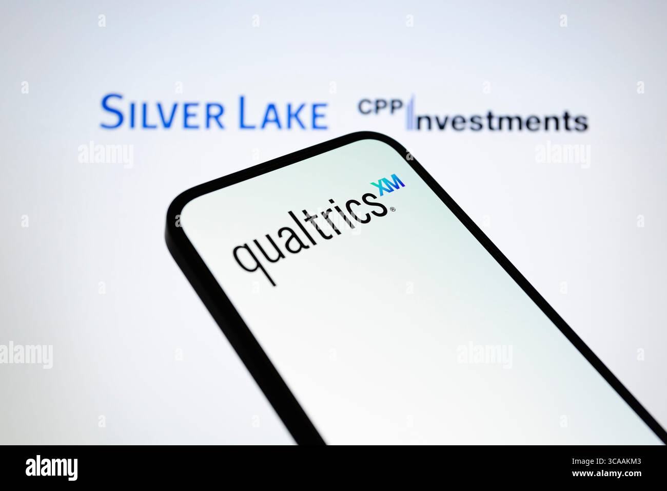 13 mars 2023, Asuncion, Paraguay : logo Qualtrics affiché sur un smartphone avec les logos Silver Lake et CPP Investments. Qualtrics (NASDAQ : XM), créateur de la catégorie des logiciels de gestion de l’expérience (XM), a annoncé la conclusion d’un accord définitif qui sera acquis par Silver Lake, le leader mondial de l’investissement technologique, en partenariat avec l’Office d’investissement du régime de pensions du Canada (investissements RPC), dans le cadre d’une transaction entièrement en espèces qui valorise Qualtrics à environ 12,5 milliards de dollars. (Crédit image : © Andre M. Chang/ZUMA Press Wire) Banque D'Images 13 mars 2023, Asuncion, Paraguay : logo Qualtrics affiché sur un smartphone avec les logos Silver Lake et CPP Investments. Qualtrics (NASDAQ : XM), créateur de la catégorie des logiciels de gestion de l’expérience (XM), a annoncé la conclusion d’un accord définitif qui sera acquis par Silver Lake, le leader mondial de l’investissement technologique, en partenariat avec l’Office d’investissement du régime de pensions du Canada (investissements RPC), dans le cadre d’une transaction entièrement en espèces qui valorise Qualtrics à environ 12,5 milliards de dollars. (Crédit image : © Andre M. Chang/ZUMA Press Wire) Banque D'Images