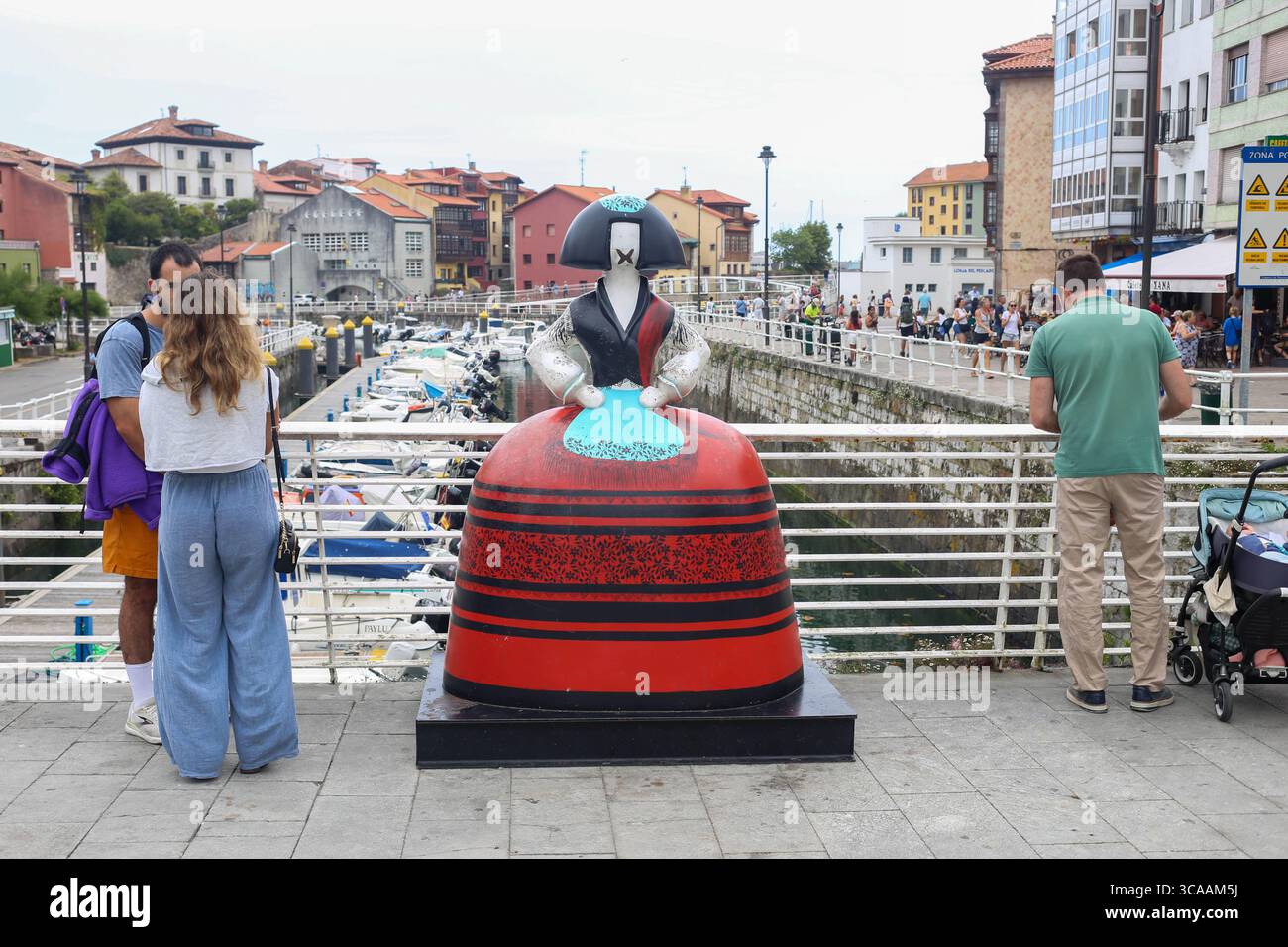 Llanes, Espagne, 6 août 2025 : sculpture d'une ménina vêtue du costume traditionnel asturien appelé 'la Menina Aldeana' (la fille du village) pendant la vie quotidienne à Llanes, le 6 août 2025, à Llanes, Espagne. Crédit : Alberto Brevers / Alamy Live News. Banque D'Images
