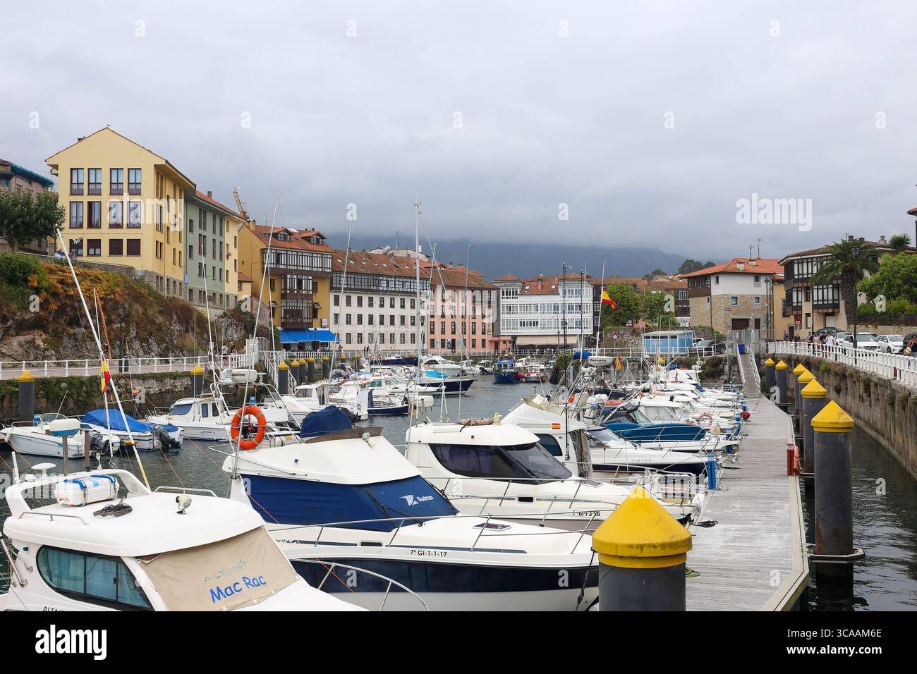 Llanes, Espagne, 6 août 2025 : vue du port de Llanes avec plusieurs bateaux au cours de la vie quotidienne à Llanes, le 6 août 2025, à Llanes, Espagne. Crédit : Alberto Brevers / Alamy Live News. Banque D'Images