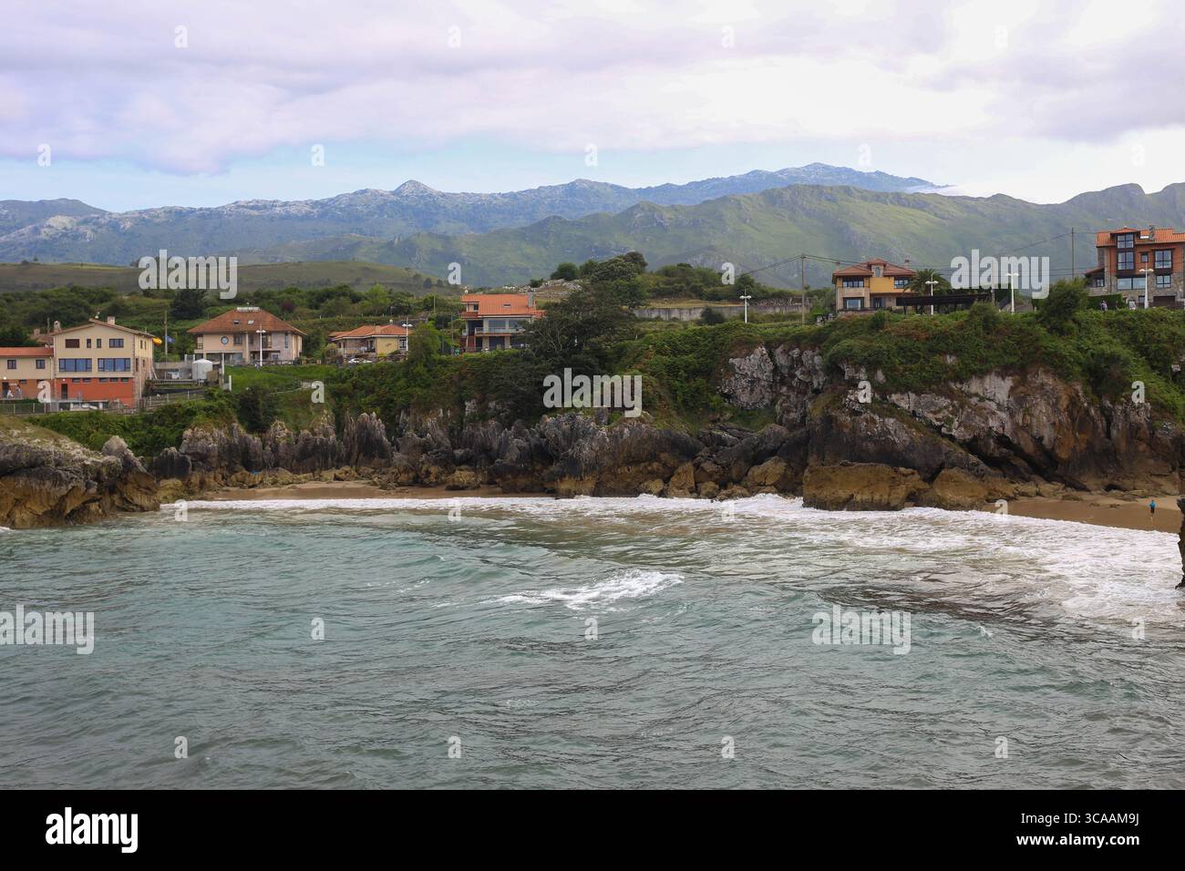 Llanes, Espagne, 6 août 2025 : vue de la plage de Puertu Chicu pendant la vie quotidienne à Llanes, le 6 août 2025, à Llanes, Espagne. Crédit : Alberto Brevers / Alamy Live News. Banque D'Images
