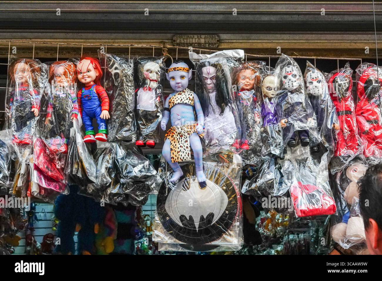 24 octobre 2022, Mexico, DF Mexico, Mexique : poupées étranges représentant des personnages de films d'horreur en vente dans un magasin près du Zona Centro à Mexico, Mexique. (Crédit image : © Richard Ellis/ZUMA Press Wire) Banque D'Images
