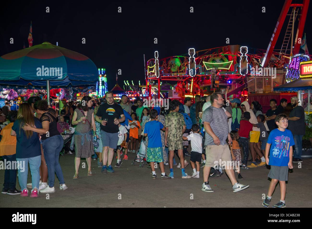 Paul, Minnesota. Foire de l'État du Minnesota. Les gens se bousculent à mi-chemin à la foire. Banque D'Images