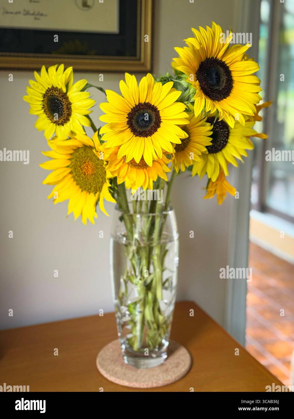 Beaux tournesols dans un vase en cristal Banque D'Images