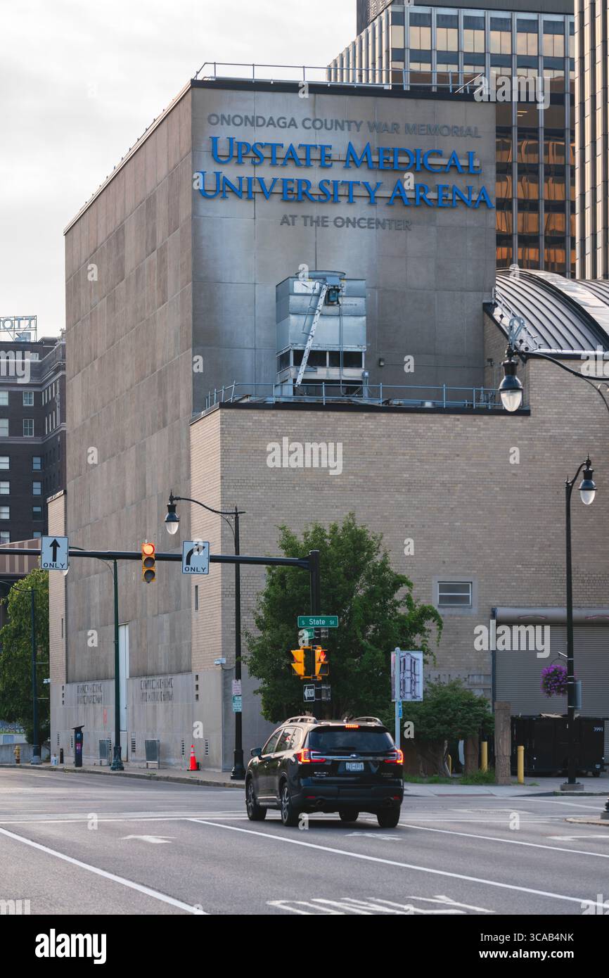 Syracuse, NY - 30 juillet 2025 : vue rapprochée du paysage urbain de l'Upstate Medical University Arena à l'Oncenter War Memorial Banque D'Images