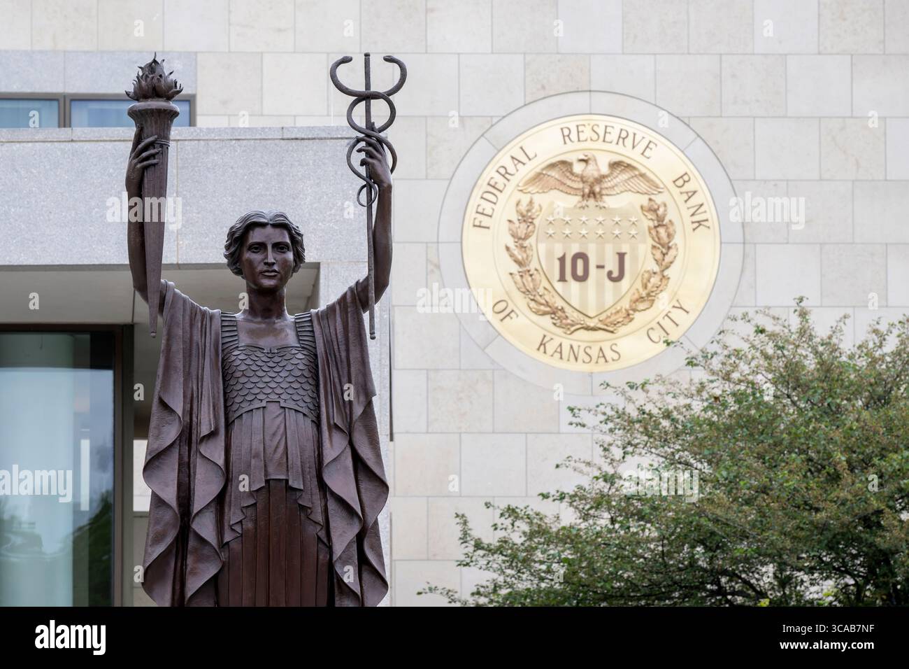 Kansas City, Missouri. La statue des esprits du commerce et de l'industrie se dresse devant le bâtiment de la Federal Reserve Bank avec le logo de la banque sur le buil Banque D'Images