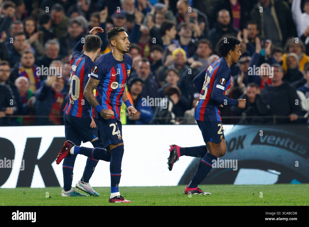 16 février 2023, BARCELONE, BARCELONE, ESPAGNE : Raphinha Dias Belloli du FC Barcelone célèbre un but lors de l'UEFA Europa League, éliminatoire, match de football disputé entre le FC Barcelone et Manchester United au stade Spotify Camp Nou le 16 février 2023, à Barcelone, en Espagne. (Crédit image : © Oscar J. Barroso/AFP7 via ZUMA Press Wire) Banque D'Images