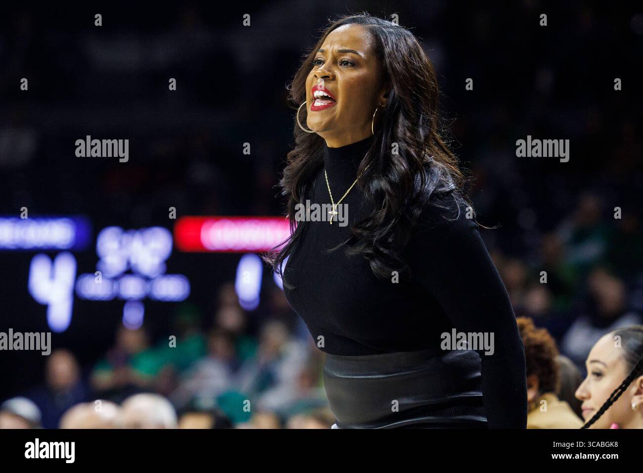 16 février 2023 : L'entraîneur-chef de notre Dame Niele Ivey lors d'un match de basket-ball féminin de la NCAA entre les Cardinals de Louisville et les Fighting Irish de notre Dame au Pavillon Purcell au Joyce Center à South Bend, Indiana. Notre Dame bat Louisville 78-76 en prolongation. John Mersits/CSM. (Crédit image : © John Mersits/CSM via ZUMA Press Wire) Banque D'Images