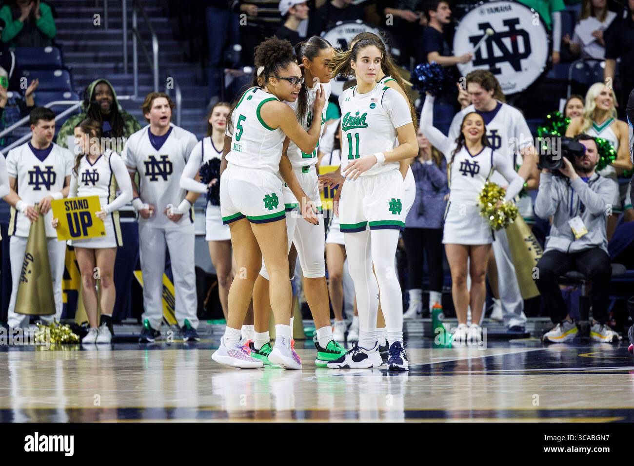 16 février 2023 : les joueuses de notre Dame se rencontrent lors d'un match de basket-ball féminin de la NCAA entre les Cardinals de Louisville et les Fighting Irish de notre Dame au Purcell Pavilion au Joyce Center à South Bend, Indiana. Notre Dame bat Louisville 78-76 en prolongation. John Mersits/CSM. (Crédit image : © John Mersits/CSM via ZUMA Press Wire) Banque D'Images