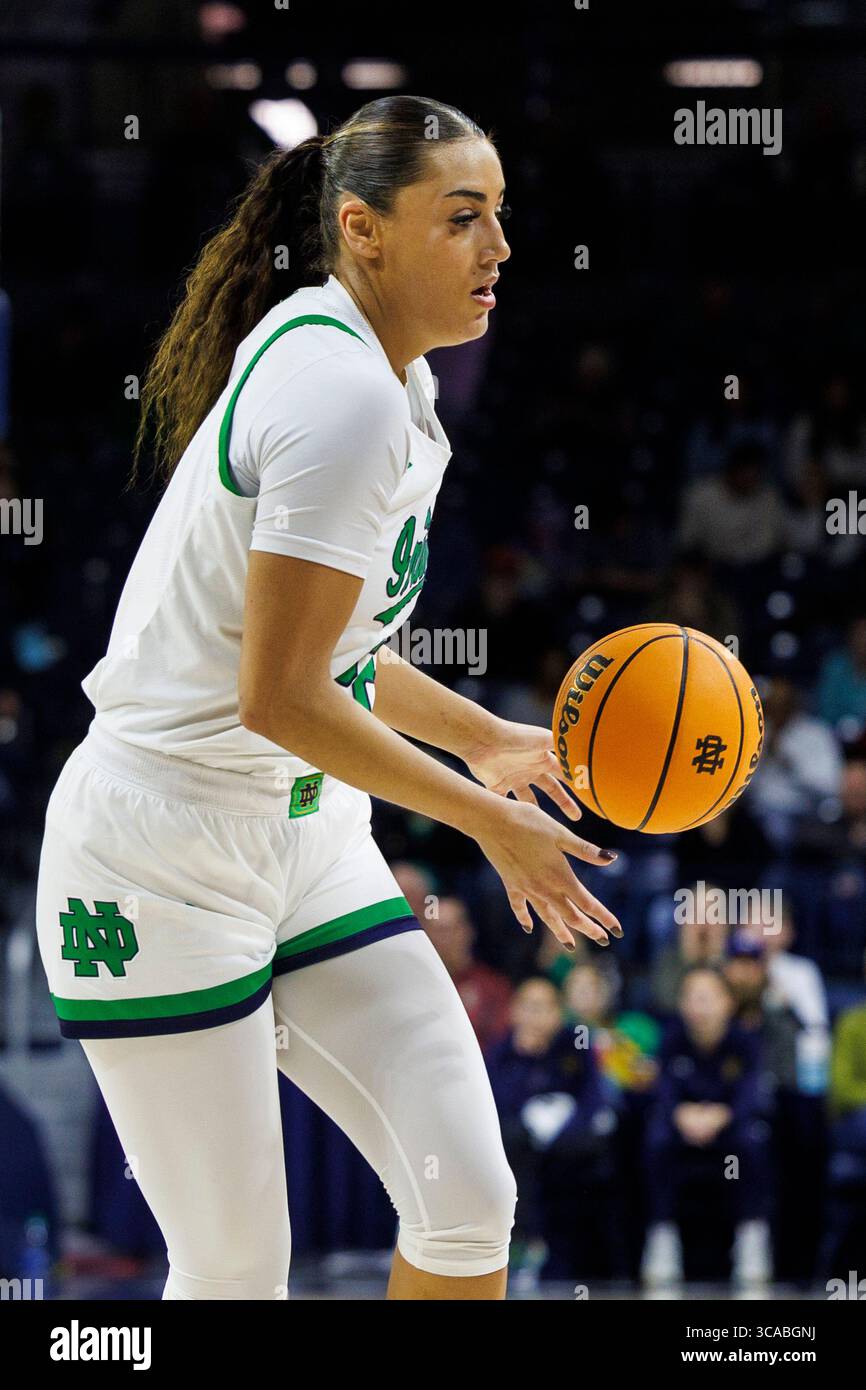 16 février 2023 : Kylee Watson (22 ans), attaquante de notre Dame, passe le ballon lors d'un match de basket féminin de la NCAA entre les Cardinals de Louisville et les Fighting Irish de notre Dame au Pavillon Purcell au Joyce Center à South Bend, Indiana. Notre Dame bat Louisville 78-76 en prolongation. John Mersits/CSM. (Crédit image : © John Mersits/CSM via ZUMA Press Wire) Banque D'Images