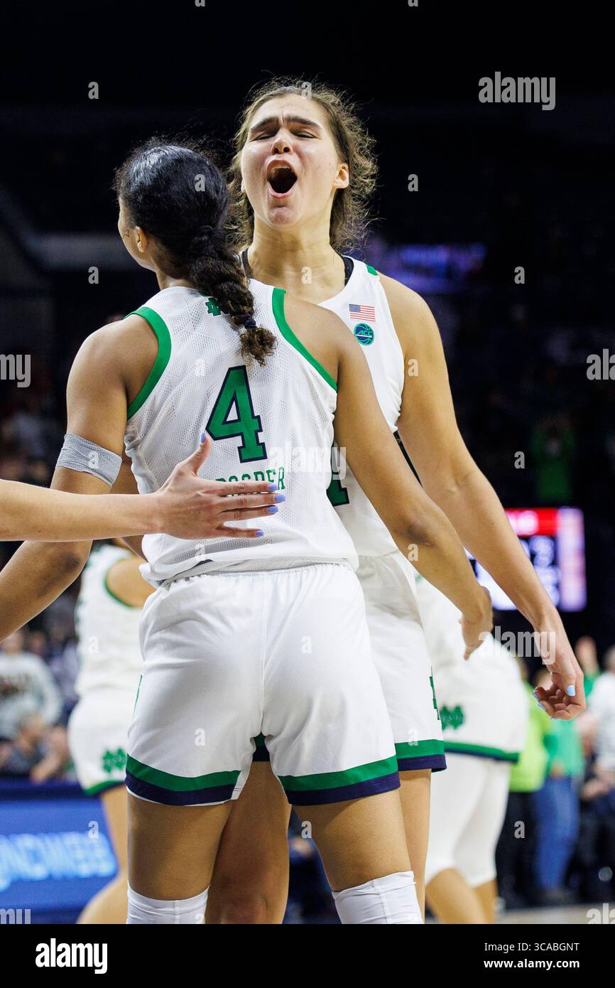 16 février 2023 : L'attaquante de notre Dame Maddy Westbeld (21 ans) et la garde de notre Dame Cassandre Prosper (4 ans) réagissent à Made basket lors d'un match de basket féminin de la NCAA entre les Cardinals de Louisville et les notre Dame Fighting Irish au Pavillon Purcell au Joyce Center à South Bend, Indiana. Notre Dame bat Louisville 78-76 en prolongation. John Mersits/CSM. (Crédit image : © John Mersits/CSM via ZUMA Press Wire) Banque D'Images