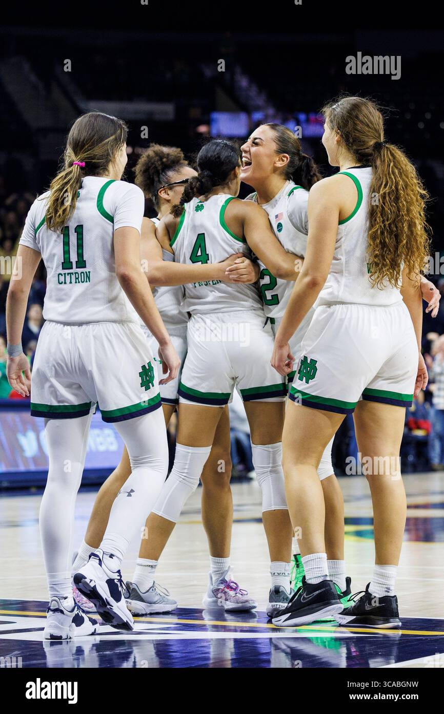 16 février 2023 : les joueuses de notre Dame réagissent à Made basket lors d'un match de basket féminin de la NCAA entre les Cardinals de Louisville et les Fighting Irish de notre Dame au Purcell Pavilion au Joyce Center à South Bend, Indiana. Notre Dame bat Louisville 78-76 en prolongation. John Mersits/CSM. (Crédit image : © John Mersits/CSM via ZUMA Press Wire) Banque D'Images