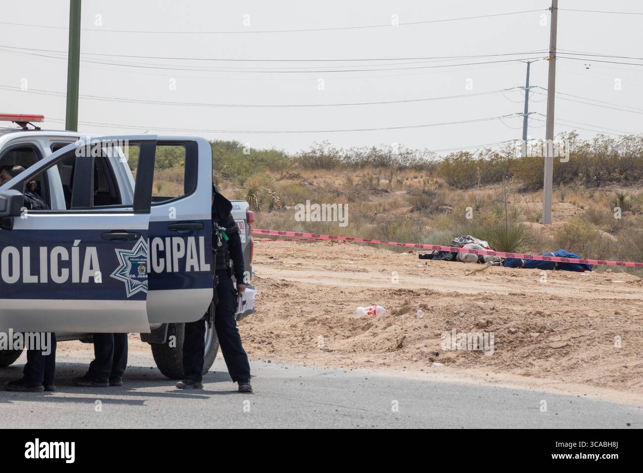 La police enquête sur plusieurs homicides sur un chemin de terre à Ciudad Juarez, une ville connue pour la violence urbaine. Banque D'Images
