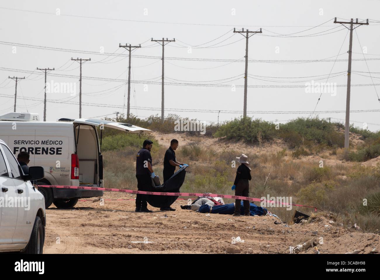 L'équipe médico-légale enquête sur une scène de crime violent dans le désert de Ciudad Juarez, au milieu de la violence urbaine croissante. Banque D'Images