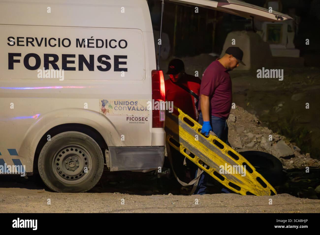 Équipe médico-légale sur une scène nocturne à Ciudad Juarez, au milieu des suites de violences urbaines. Banque D'Images