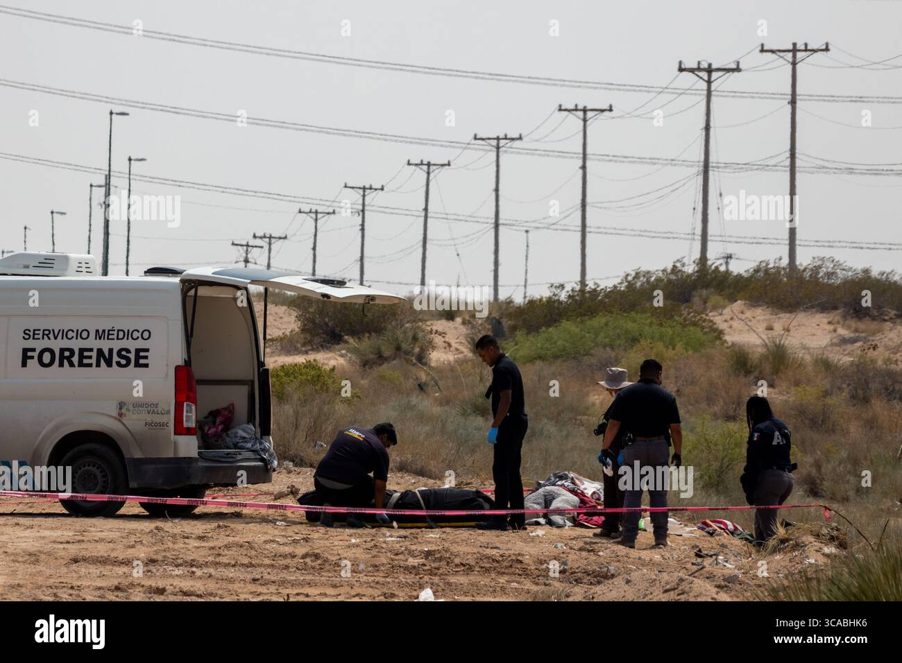 Une équipe médico-légale enquête sur une scène de crime à Ciudad Juarez, une ville en proie à la violence urbaine. Banque D'Images
