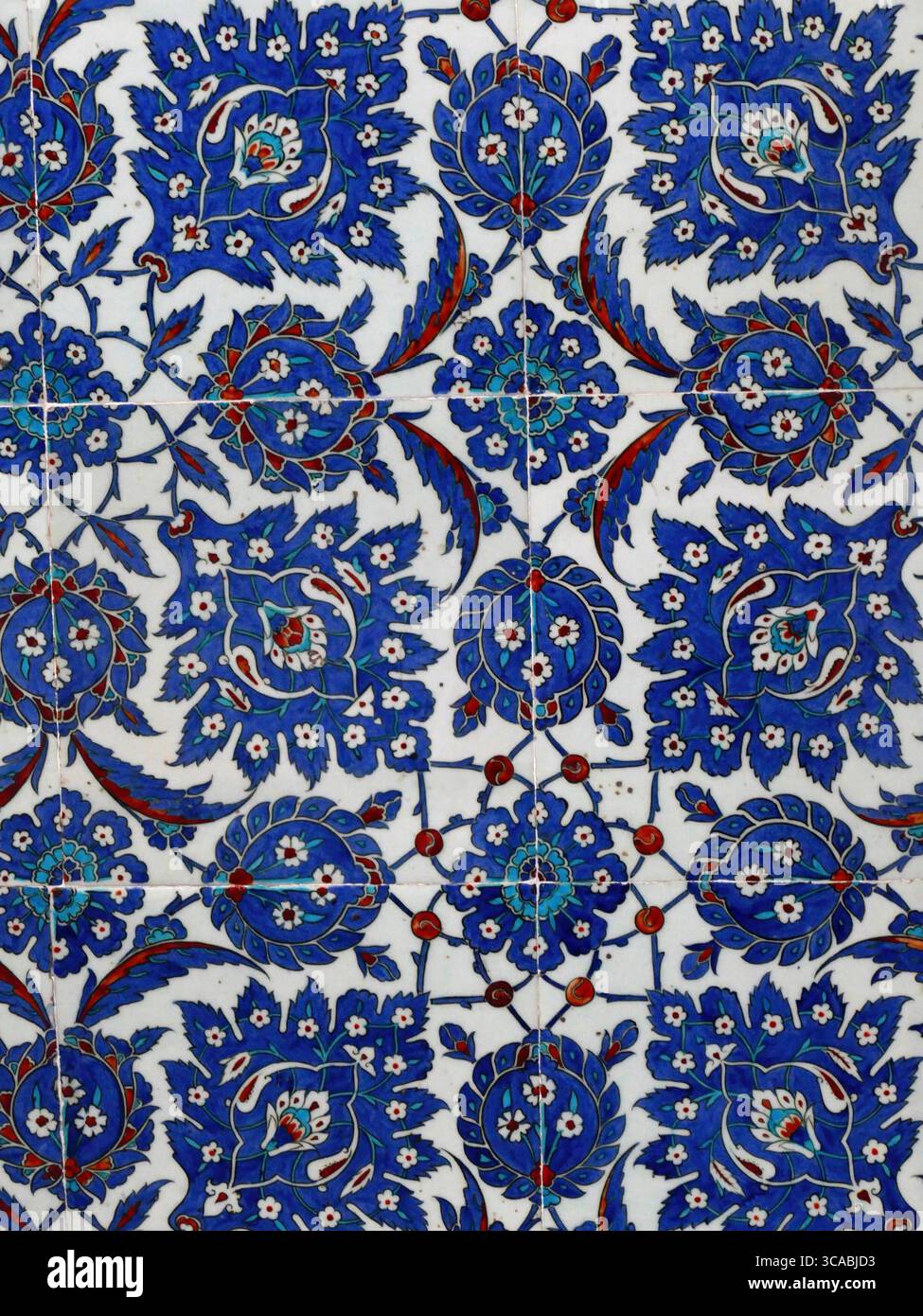 Istanbul - 24 septembre 2024 - panneau de carreaux de céramique présentant de délicats motifs floraux caractéristiques de l'art décoratif turc ottoman traditionnel. Ruste Banque D'Images