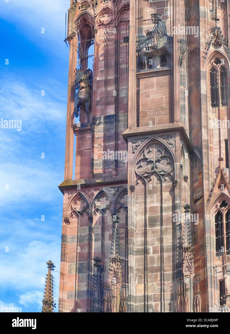 STRASBOURG, FRANCE - 27 MAI 2025 - statues de grès roses représentant des figures bibliques embellissant l'architecture gothique complexe de Strasbourg Cat Banque D'Images