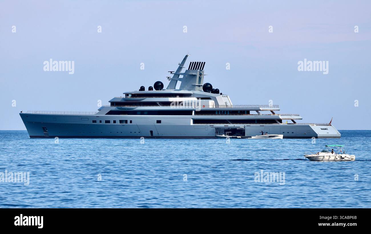 Le Mega Yacht Dragonfly au large de la Côte d'Azur à Beaulieu sur mer, France, en juillet 2025 Banque D'Images