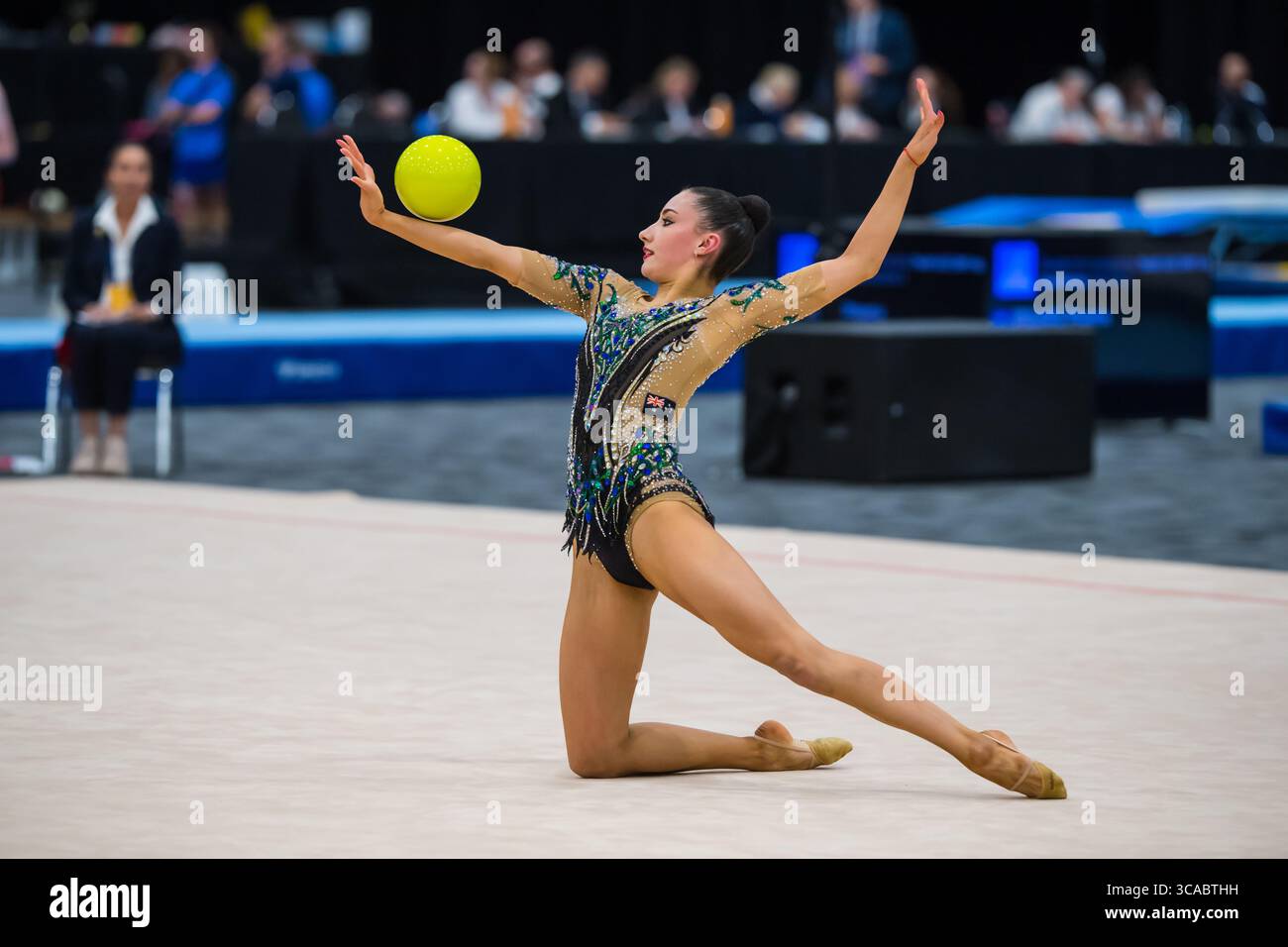 19 mai 2023, Gold Coast, Queensland, Australie : Alexandra Kiroi-Bogatyreva, championne australienne senior internationale de gymnastique rythmique, est vue rouler une balle le long de son bras lors des championnats australiens de gymnastique 2023. Jour 1 du championnat d'Australie de gymnastique 2023, Gold Coast, Australie. .Senior International Rhythmic Gymnastics session de la compétition. (Crédit image : © Alexander Bogatyrev/SOPA images via ZUMA Press Wire) Banque D'Images