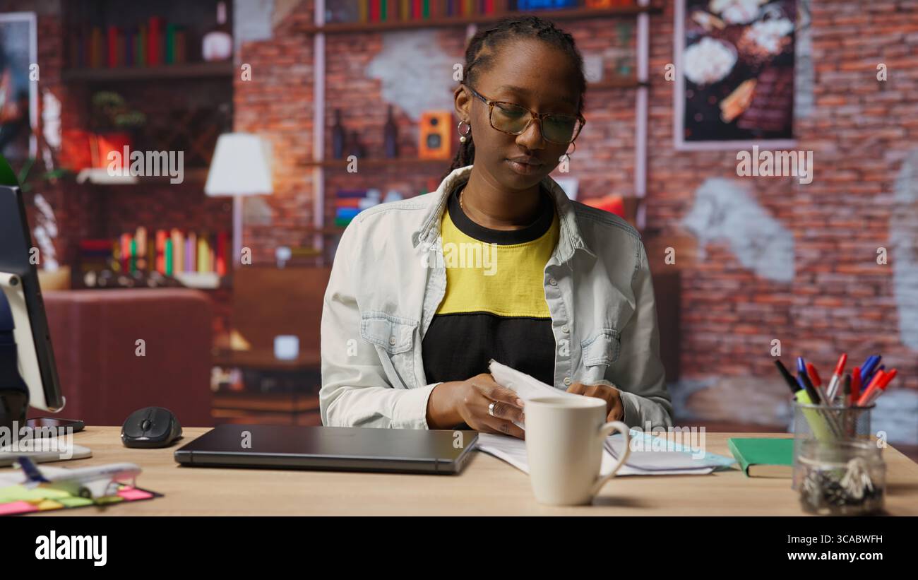 Télétravailleur à la maison heureux de terminer le quart de travail, de fermer l'ordinateur portable et de quitter le bureau après avoir terminé le suivi des dépenses et la synchronisation des relevés avec le logiciel numérique sur l'ordinateur portable, caméra B. Banque D'Images